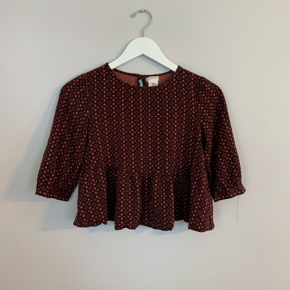 Quarter length sleeve, flowy top. Size XS